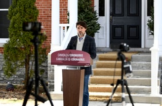 El primer ministro Justin Trudeau anunció la decisión en la que explicó que servirá para mantener los dos países 'seguros'. (AP) 