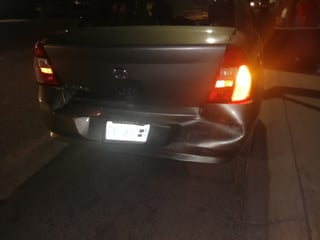 El vehículo Nissan Platina resultó con daños materiales de consideración tras el accidente vial. (EL SIGLO DE TORREÓN)
