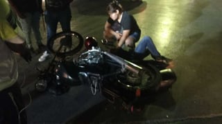 Veloz motociclista arrolla a dos peatones y choca contra un poste en la colonia Vencedora de Torreón. (EL SIGLO DE TORREÓN)