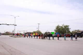 Los habitantes formaron una cadena humana sobre el bulevar Laguna Sur para pedir apoyos alimentarios en la contingencia. (BEATRIZ A. SILVA)