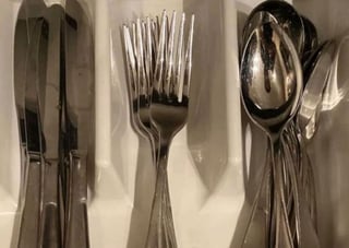 Tenedor, cuchara y cuchillo, parece ser el orden más aceptado por los internautas. (INTERNET)