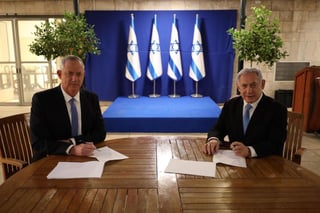 Benjamín Netanyahu (d) seguirá siendo jefe de Gobierno israelí durante el primer año y medio de Ejecutivo unitario que hoy cerró con el centrista Beny Gantz (i), y que pondrá fin a más de un año de bloqueo político en el país. (EFE) 
