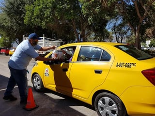 Iniciaron oficialmente la entregas de apoyos alimentarios a los choferes de taxis en Torreón, esto ante la afectación que han tenido a su labor diaria debido a la contingencia sanitaria por el COVID-19. (ROBERTO ITURRIAGA)