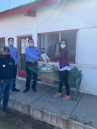 Los ganaderos entregaron equipo al personal del Seguro Social en Madero e hicieron el llamado a que sigan apoyándolos. (CORTESÍA)