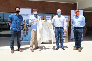 La empresa Wrangler México realizó la donación de 2,000 batas para pacientes con COVID-19 al Gobierno del Estado de Coahuila. (CORTESÍA)