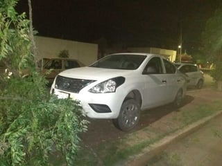 Abandona auto luego de chocar contra un árbol, en Torreón. (EL SIGLO DE TORREÓN)