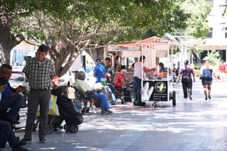 Adultos mayores siguen paseando diariamente en la Plaza de Armas de Torreón, pese al riesgo de contagiarse con el coronavirus.
