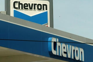 Chevron es la última gran compañía petrolera de Estados Unidos con operaciones en Venezuela, habiendo invertido en yacimientos y maquinaria con un valor estimado de 2,600 millones de dólares, los cuales según analistas, posiblemente pasarían a estar bajo control del gobierno de Nicolás Maduro.
(ARCHIVO)