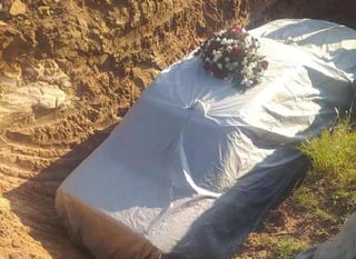 Era su deseo ser enterrado en su auto y su familia quiso honrarlo. (INTERNET)