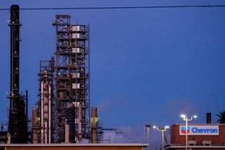 Chevron, la segunda petrolera de EUA y la séptima del mundo, era la última gran compañía estadounidense que aún operaba en el sector del crudo en Venezuela. (ARCHIVO)
