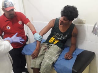 El hombre fue llevado a la Cruz Roja debido a que la lesión que presentaba requería sutura. (EL SIGLO DE TORREÓN)