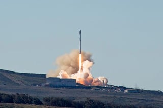 Pese a la pandemia del COVID-19, la compañía de transporte aeroespacial SpaceX envió este miércoles desde Cabo Cañaveral, en Florida (EUA), a la órbita terrestre una nueva tanda de 60 satélites de su proyecto Starlink. (ARCHIVO) 