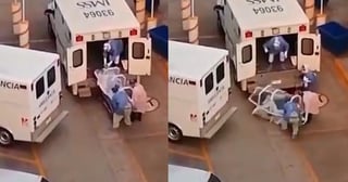 El video que muestra al paciente caer accidentalmente de la ambulancia, se difundió a través de redes sociales (CAPTURA)  