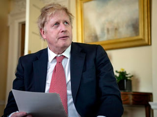El primer ministro británico, Boris Johnson, ha mantenido por teléfono su primera audiencia con la reina Isabel II tras abandonar el hospital donde fue ingresado por COVID-19. (ARCHIVO) 