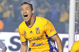 El polivalente jugador mexicano de Tigres, Jesús Dueñas expresó su consternación ante el retiro como entrenador del argentino Ricardo Antonio La Volpe. (ARCHIVO)