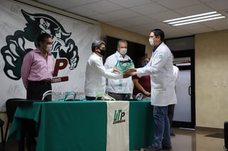 Las caretas fueron entregadas por rectores de las universidades a los representantes de diversas instituciones de salud. (CORTESÍA)