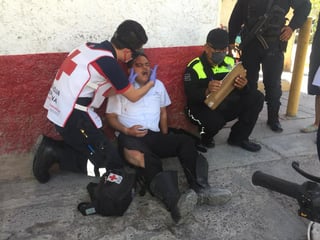 Quedó internado un motociclista que perdió el control y cayó solo en las inmediaciones de la colonia San Antonio. (EL SIGLO DE TORREÓN)
