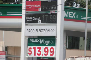 Los precios de las gasolinas tuvieron una influencia significativa en la caída de los precios. (ARCHIVO) 