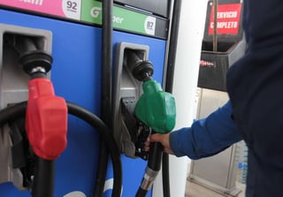 La dependencia detalló, en el Diario Oficial de la Federación, que la cuota de impuesto que pagará la gasolina menor a 91 octanos será de 4.95 pesos por litro.
(ARCHIVO)