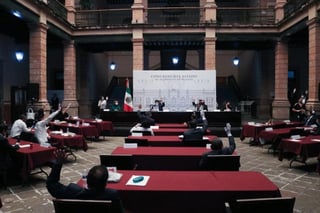 Los 40 diputados de Michoacán hicieron caso omiso de la Fase 3 por COVID-19 y sesionaron este viernes en el patio de la sede del Poder Legislativo del estado. (CORTESÍA)