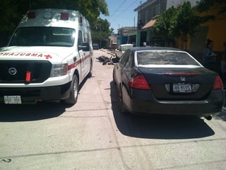 Paramédicos de la Cruz Roja atendieron al motociclista.