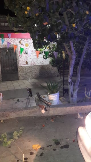 Un tractocamión se impactó con un barandal metálico y causó daños a un árbol en un domicilio de Gómez Palacio.