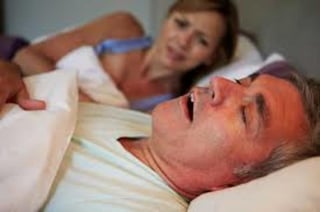 Dormir con una persona que ronca puede afectar la salud, pues los ronquidos están asociados con diversas complicaciones médicas como la pérdida auditiva. (ARCHIVO) 
