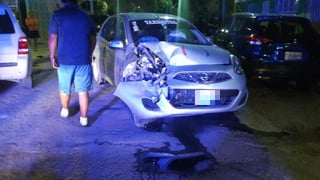 Durante la madrugada de este domingo, un taxi se impactó contra un vehículo estacionado en fraccionamiento Los Álamos de la ciudad de Gómez Palacio. (ARCHIVO)