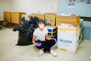El influencer Alfredo Cantú posa con el material adquirido por donativos por 580 mil pesos que obtuvo a través de las redes sociales.