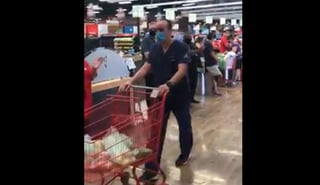 Clientes y empleados de un supermercado en la ciudad de Torreón le aplaudieron a un integrante del personal de salud, al salir del establecimiento. (ESPECIAL)