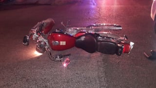 Una motocicleta se impactó contra un vehículo particular en la zona Centro de la ciudad de Gómez Palacio. (EL SIGLO DE TORREÓN)