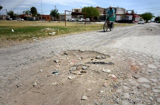 Vecinos de las colonias Villas la Merced y Residencial del Norte sufren la mala calidad de sus calles, pues hay grandes baches.