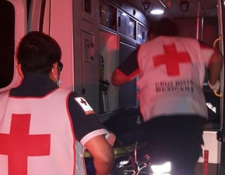 El personal de la Cruz Roja de la ciudad de Gómez Palacio acudió al lugar para atender al motociclista lesionado. (EL SIGLO DE TORREÓN)