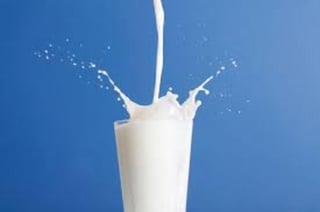 La lactosa se encuentra en casi todos los productos lácteos, por lo que de presentar intolerancia se dificulta digerir su azúcar, debido a una deficiencia de la enzima lactasa, que provoca diarrea y retortijones abdominales. (ESPECIAL) 
