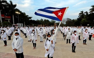 Un equipo de 217 médicos y trabajadores sanitarios cubanos llegó esta madrugada a Sudáfrica, el país con más casos de coronavirus en África. (ARCHIVO) 