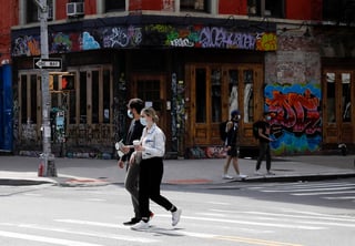 El alcalde de Nueva York, Bill de Blasio, anunció este lunes que peatonalizará entre 65 y 160 kilómetros de las calles de la Gran Manzana con el objetivo de garantizar el distanciamiento social. (ARCHIVO) 