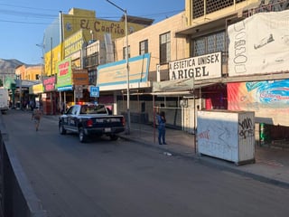 De madrugada, los ladrones 'vaciaron' el local comercial del centro de Torreón; dañaron la cortina metálica del lugar. (EL SIGLO DE TORREÓN)