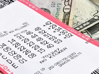 Un hombre en Colorado ganó dos premios gordos de la lotería con un poco de suerte y persistencia: jugó los mismos números durante 30 años. (ESPECIAL) 
