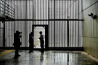 La Comisión Nacional de los Derechos Humanos (CNDH) informó que en los centros penitenciarios del país hay al menos 27 casos positivos de COVID-19, mientras que otros 23 se mantienen en calidad de sospechosos. (ARCHIVO)