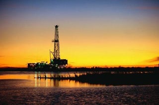 A unos días de que inicie el mayor recorte a la producción mundial de petróleo, Pemex cobró el equivalente a 1.12 pesos por cada litro producido en el país. (ARCHIVO)
