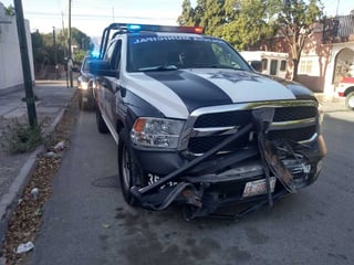Conductor de patrulla no respeta el alto y choca contra el vehículo de una mujer, no hay lesionados. (EL SIGLO DE TORREÓN)