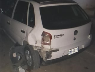 Fueron siete los vehículos que se encontraban estacionados y resultaron con daños materiales tras el accidente vial. (EL SIGLO DE TORREÓN)