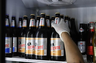 La escasez de cerveza en México era un hecho previsible desde que el 31 de marzo el Gobierno no incluyó la industria de bebidas alcohólicas dentro de las actividades esenciales que pueden permanecer abiertas durante la crisis del coronavirus, que lleva 16,752 casos y 1,569 fallecidos en el país.
(ARCHIVO)