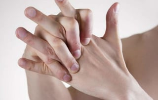 La enfermedad de Kienböck consiste en la muerte de tejido óseo debida a un aporte sanguíneo disminuido que afecta el hueso semilunar de la mano. (ESPECIAL) 