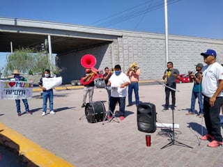 Acompañados de sus instrumentos musicales, piden al Ayuntamiento que los auxilie con algún crédito o que les permitan trabajar en fechas como el Día de las Madres. (EL SIGLO DE TORREÓN)