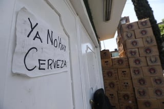 Desde hace 10 días comenzó el desabasto de cerveza en diversas regiones del país, lo que provocó especulación, y en consecuencia aumentos de hasta 30% de los precios de esa bebida en tiendas de abarrotes, dijo el presidente de la Alianza Nacional de Pequeños Comerciantes (Anpec), Cuauhtémoc Rivera. (ARCHIVO)