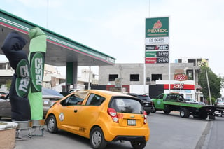 Debido a la contingencia por el COVID-19, la demanda de gasolina se cayó 32.1 por ciento. (ARCHIVO) 