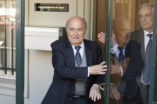 Tanto el trinitario Jack Warner (i) como el suizo Joseph Blatter fueron encontrados como responsables por el fraude de contratos. (ARCHIVO)