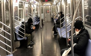 El metro de Nueva York, tradicionalmente abierto 24 horas los 365 días del año, va a comenzar a cerrar durante las noches para que los vagones sean desinfectados a diario en medio de la pandemia del coronavirus SARS-CoV-2. (ARCHIVO) 