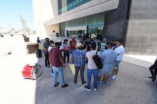 Algunos músicos de Torreón protestaron en la entrada de la presidencia municipal y entonaron canciones por algunos minutos.